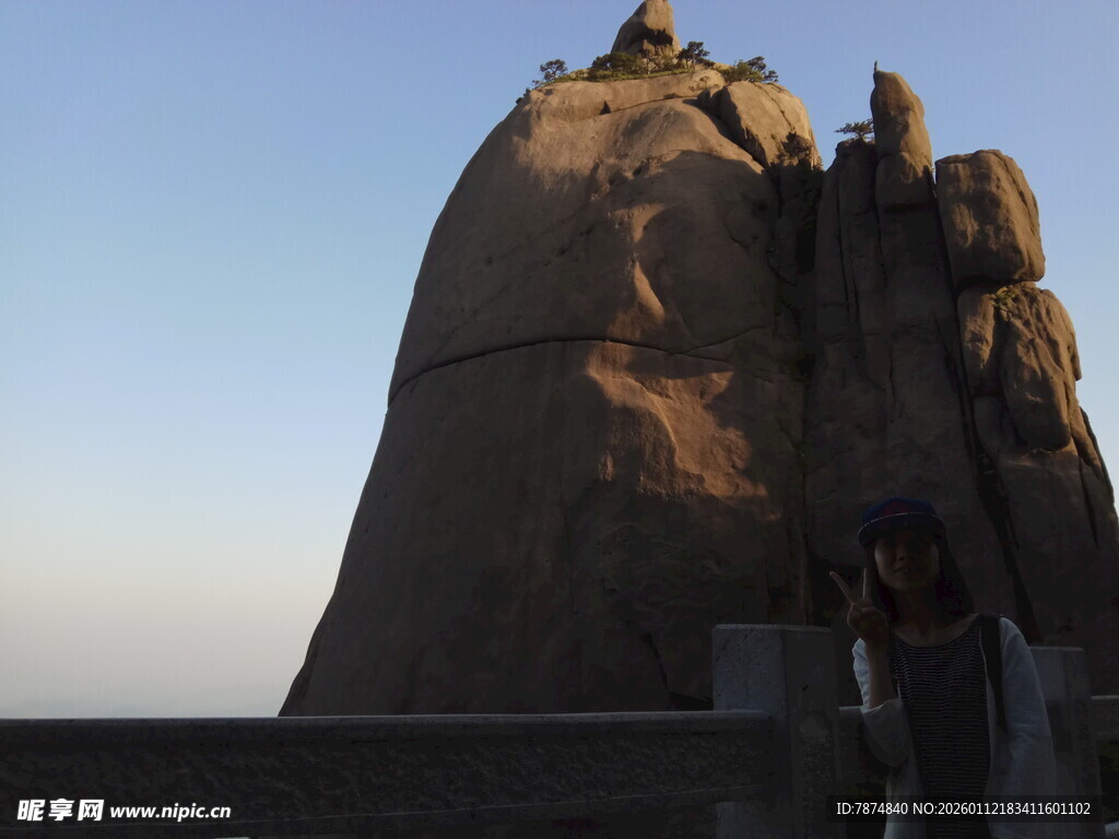 古老岩石建筑前的游客身影