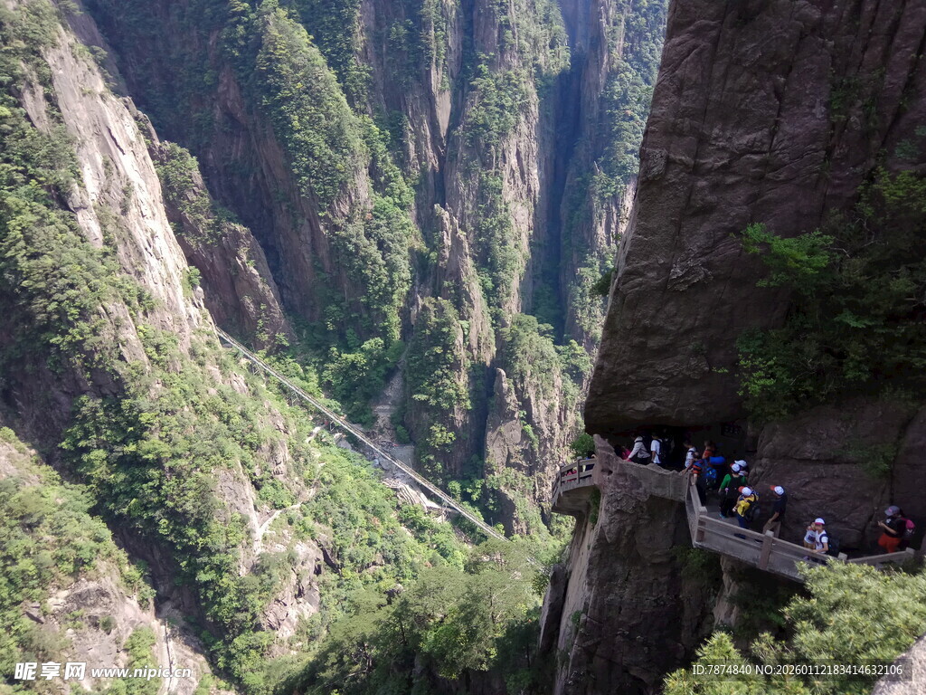 悬崖栈道上的游客风景