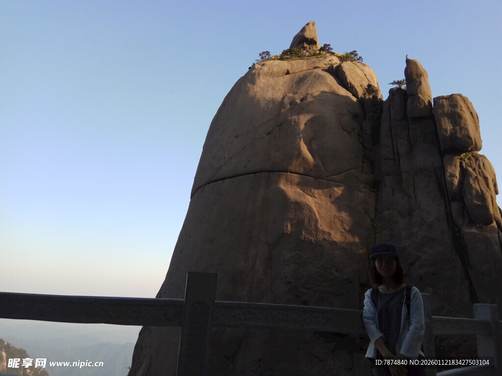 巍峨山峰上的独特景致