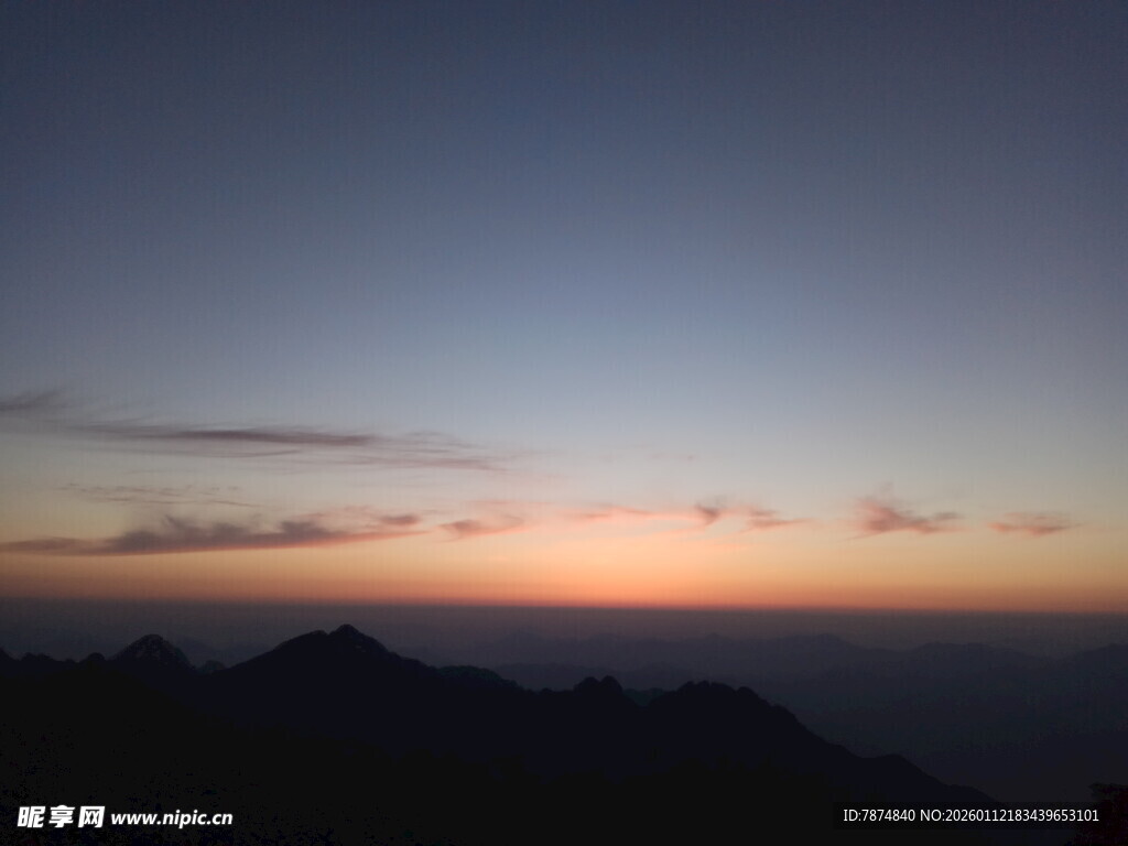 日落时分的山峦美景