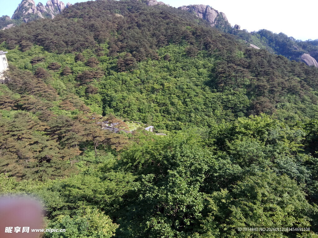 青山葱郁的山间美景