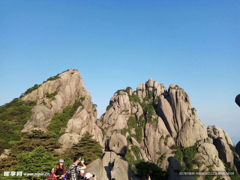 巍峨山峰间的徒步人群