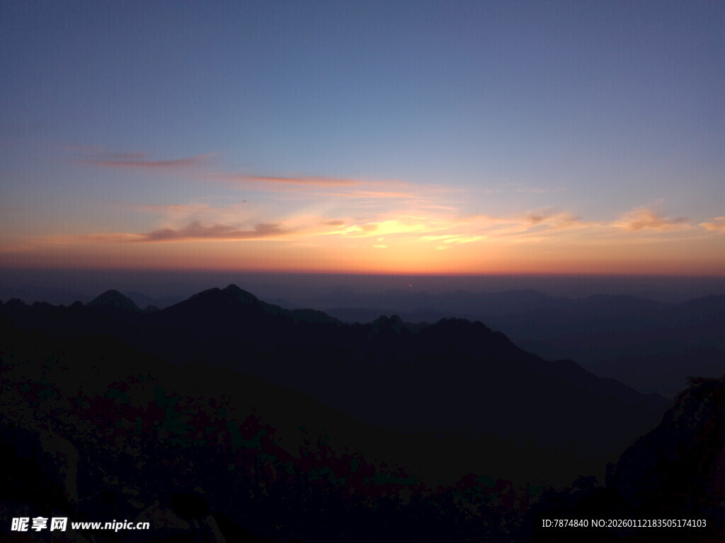 山间绝美日落景色