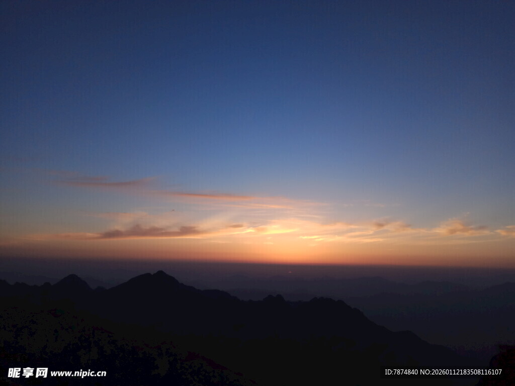 壮丽山间日落美景