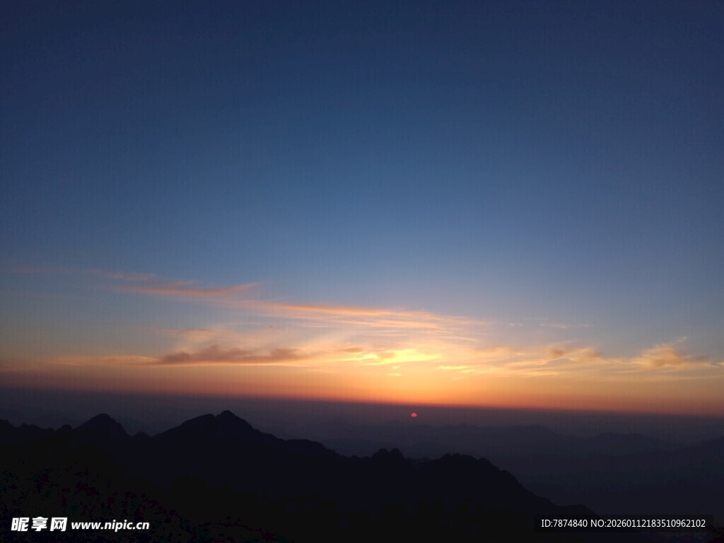壮丽山间落日美景