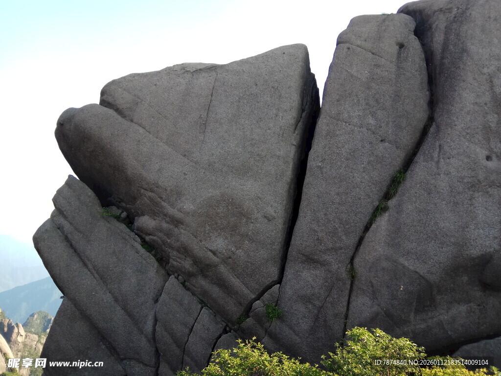 奇特造型的黑色嶙峋山石