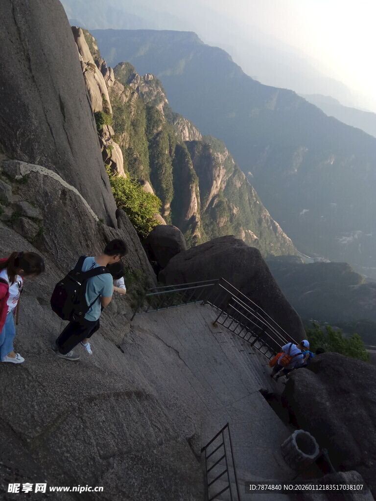 黄山险峻山道上的游客