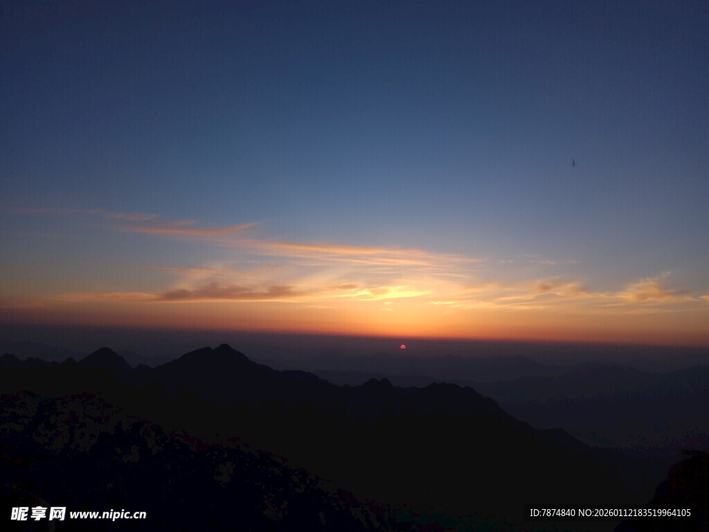 壮丽山巅日落美景
