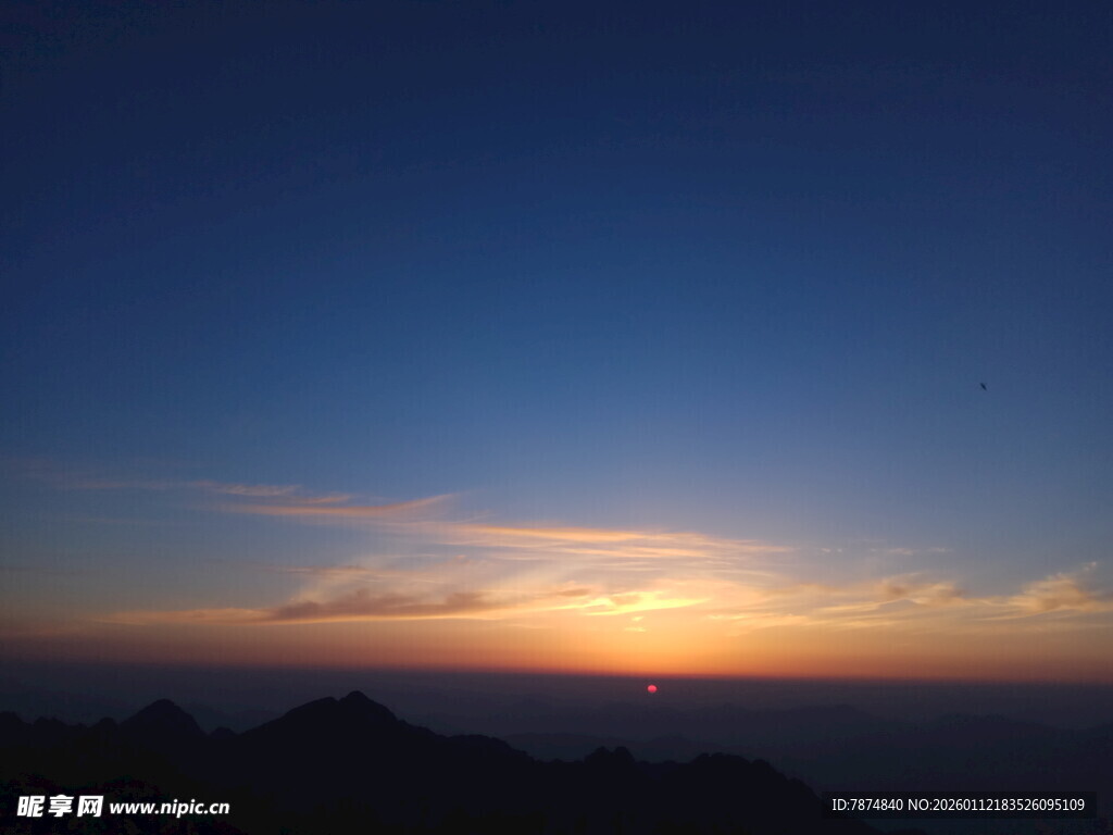 壮丽日出下的山峦景色