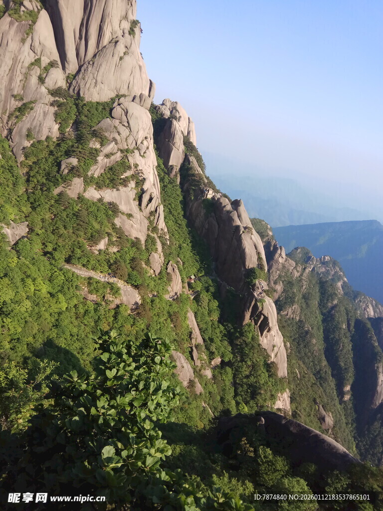 峻峭山峰绿意盎然