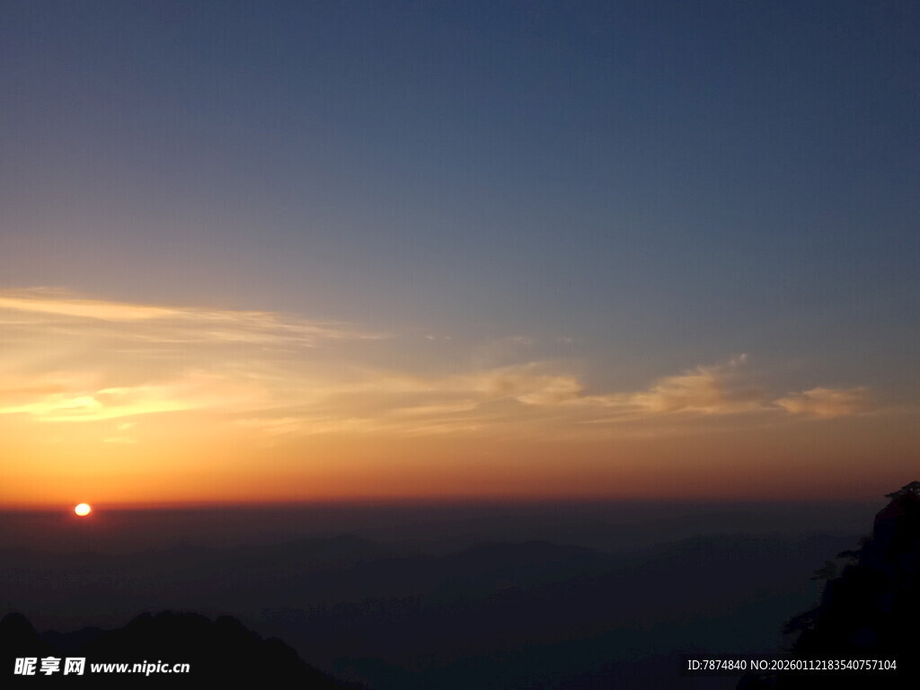 日出时分的壮丽山景