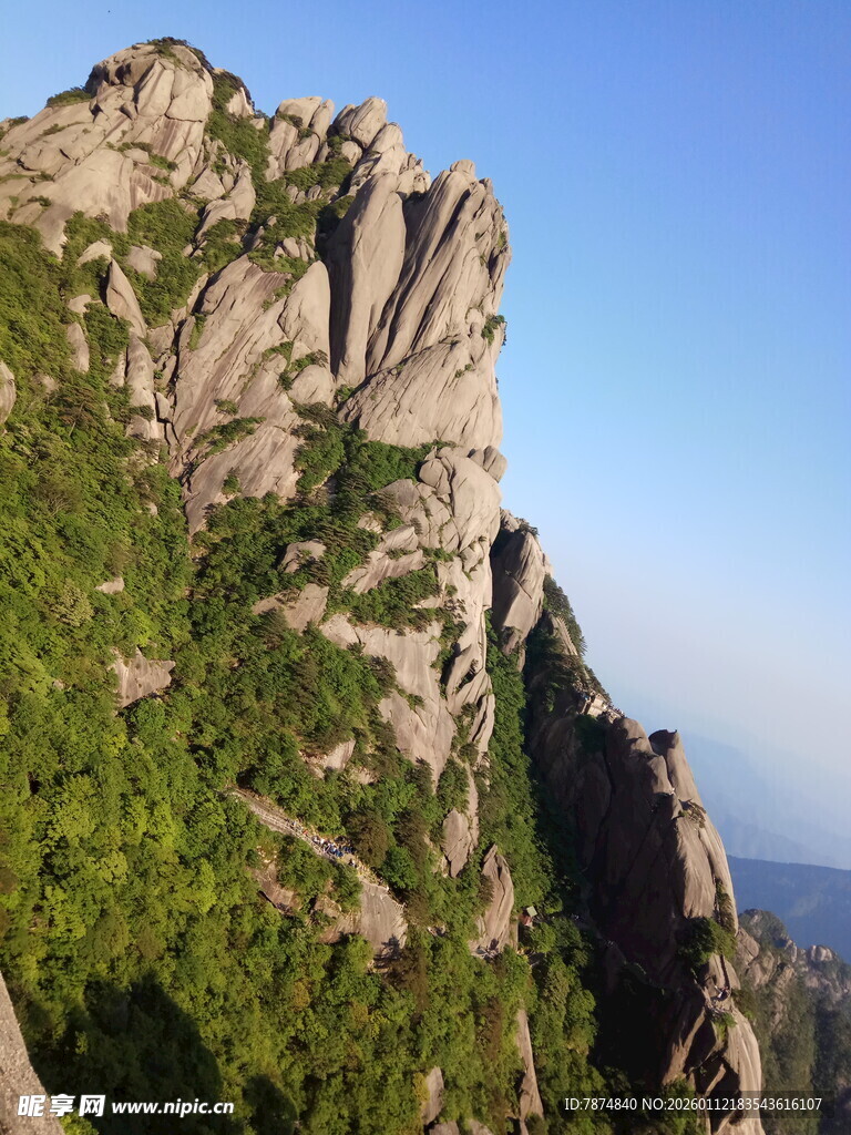 巍峨山峰绿意缠绕