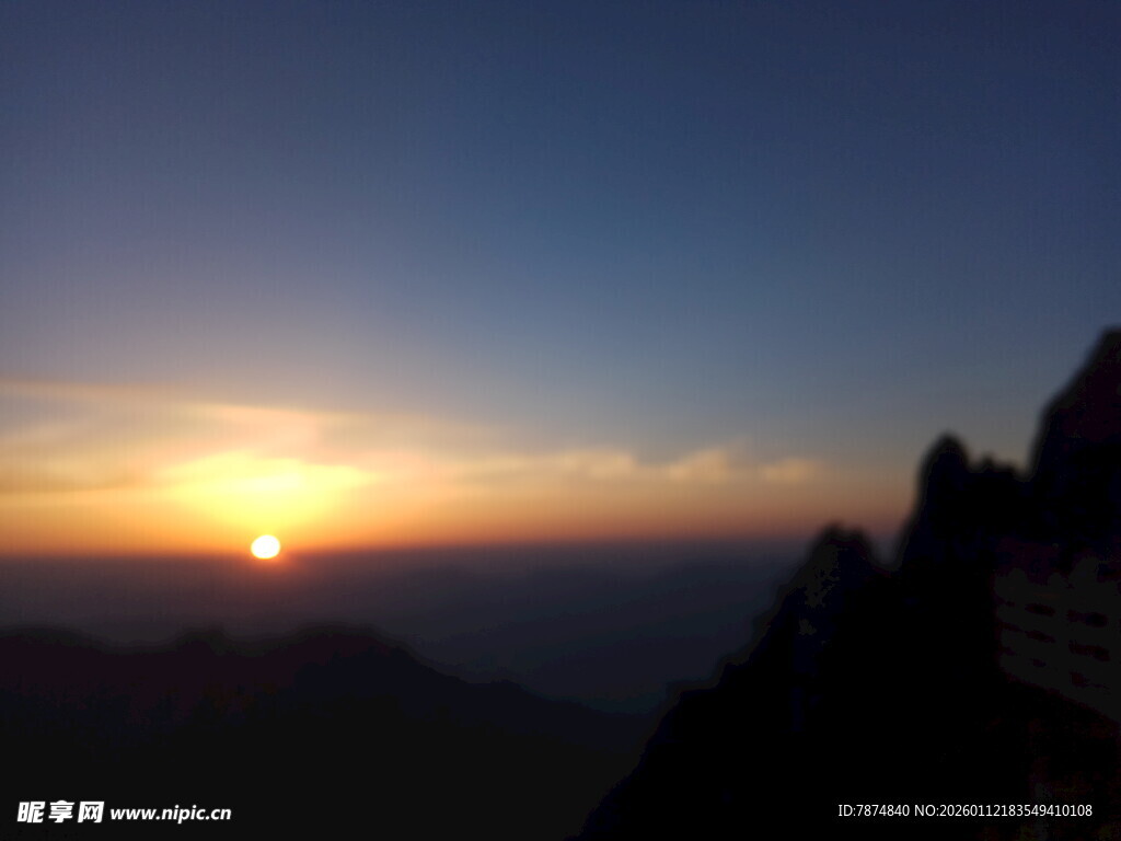 山顶壮丽日出美景