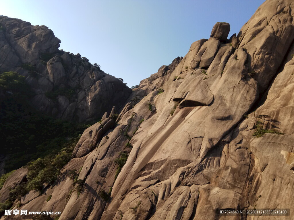 陡峭嶙峋的壮丽山景