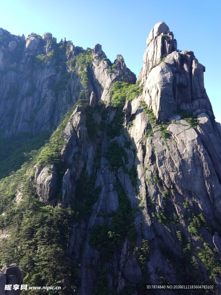 巍峨峻峭的壮丽山峰
