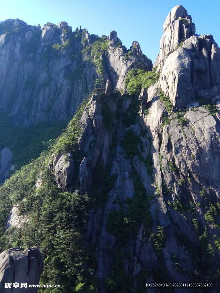 巍峨峻峭的壮丽山峰