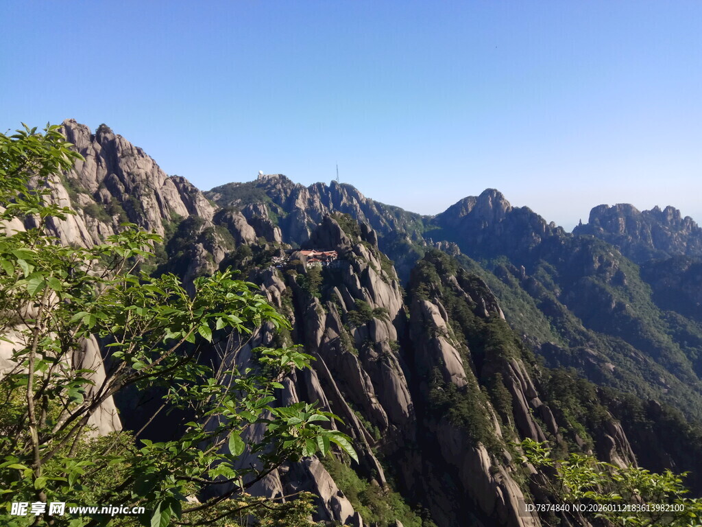 壮丽山景 绿意点缀奇峰
