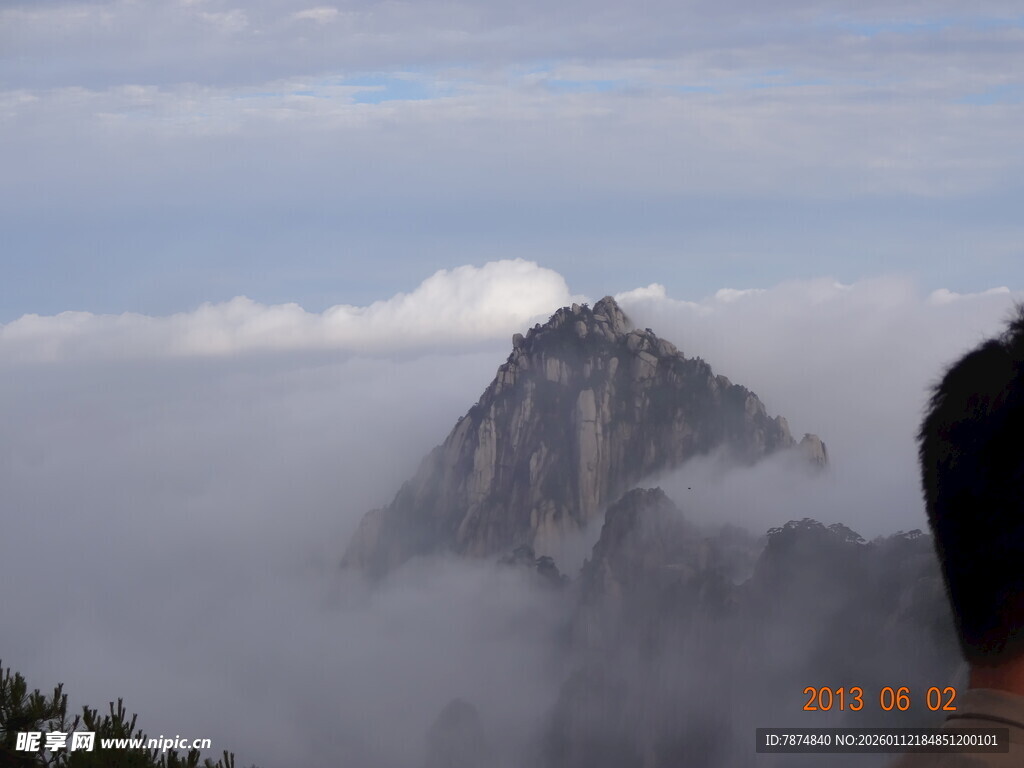 云雾缭绕中的巍峨山峰
