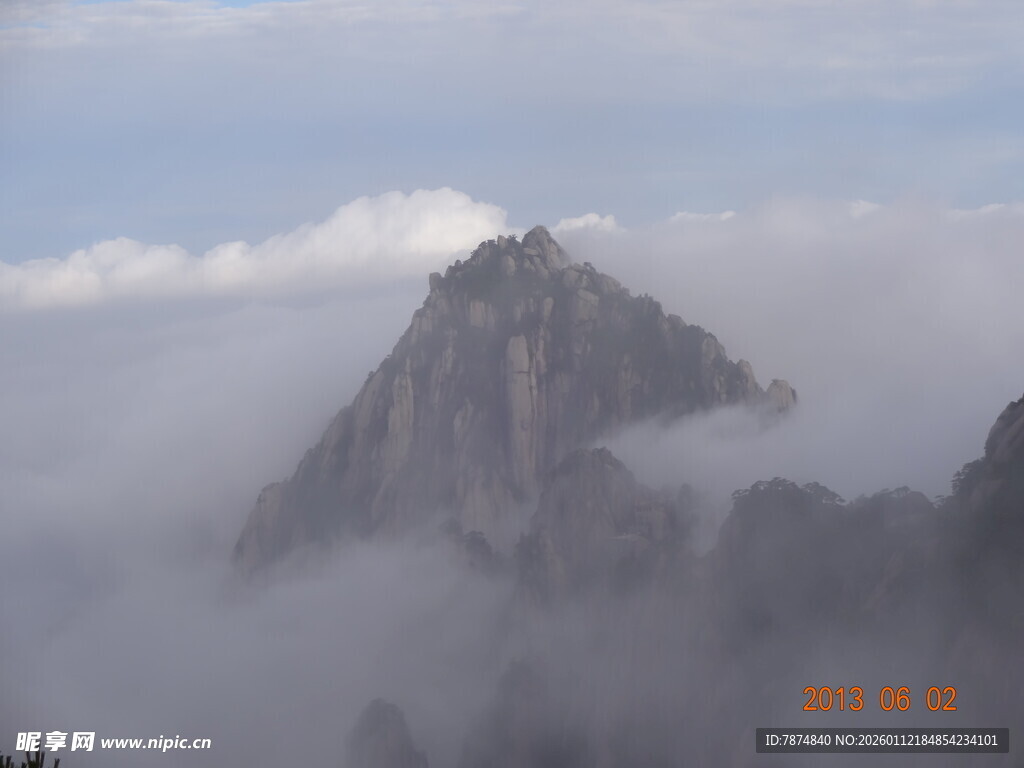 云雾缭绕中的巍峨山峰