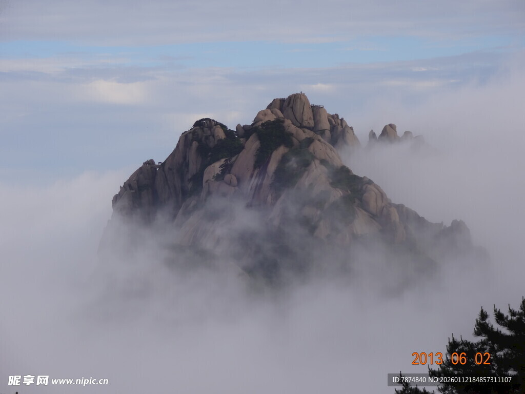 云雾缭绕中的巍峨山峰