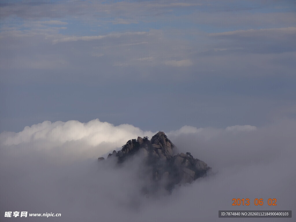 云雾环绕的巍峨山峰