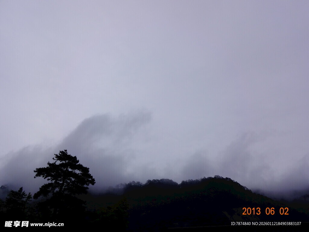 云雾缭绕的山间景致