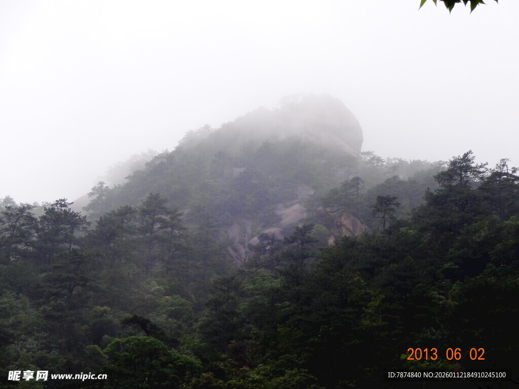 云雾缭绕的山林美景