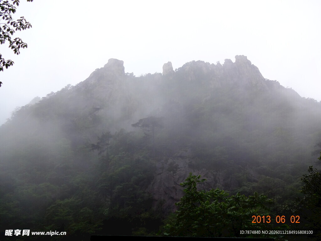 云雾缭绕的山峦美景