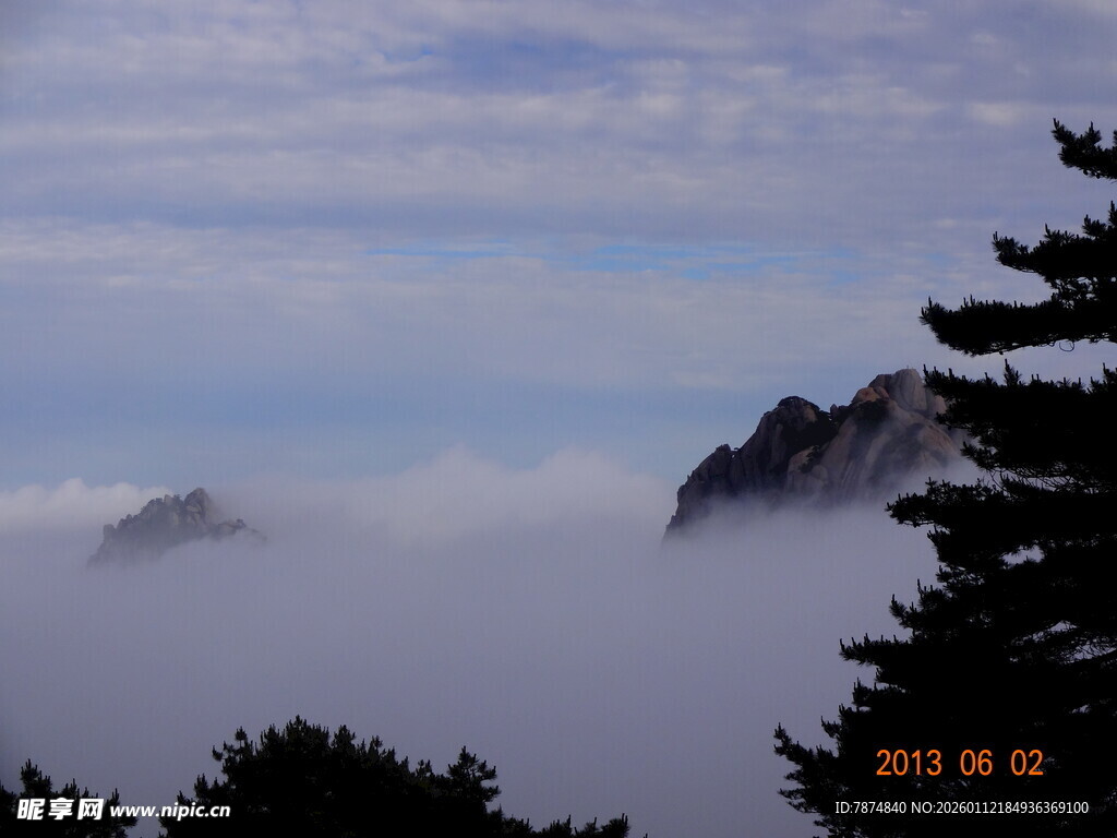 黄山云海中的秀丽山峰