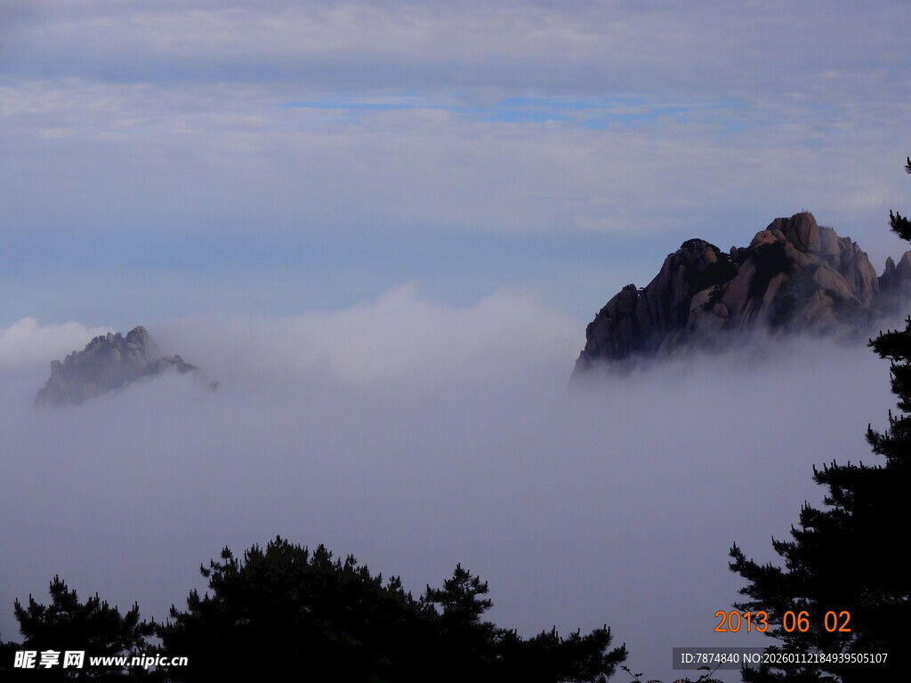 云雾缭绕的壮美山峦