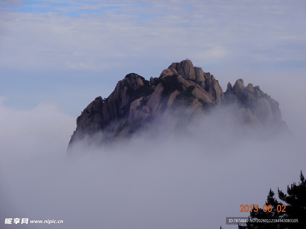 云雾缭绕中的巍峨山峰