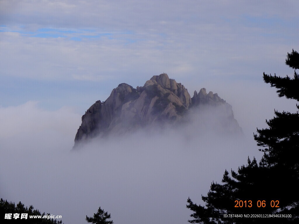 云雾缭绕中的壮美山峰