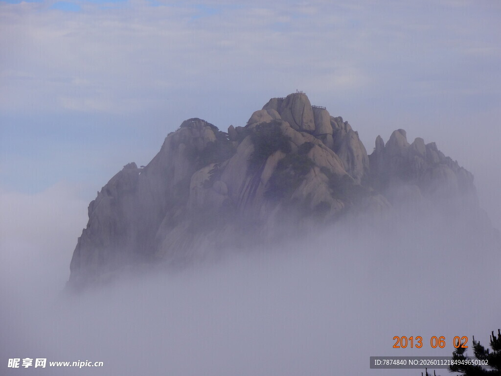 云雾缭绕中的巍峨山峰