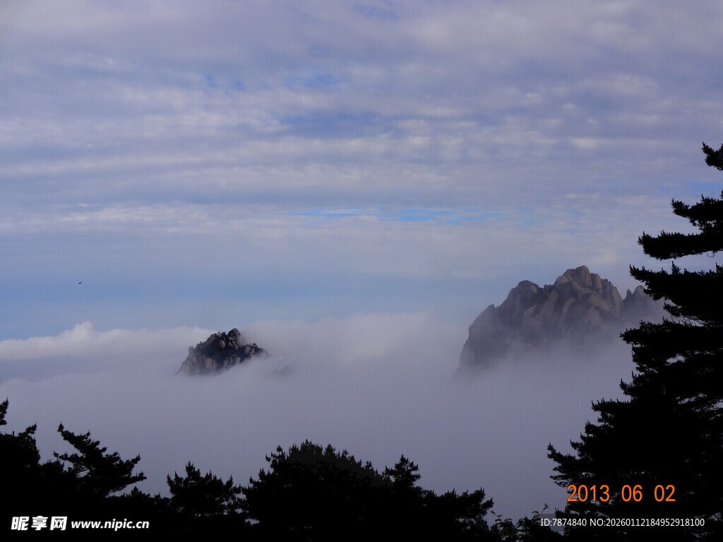 云雾缭绕中的壮美山峦