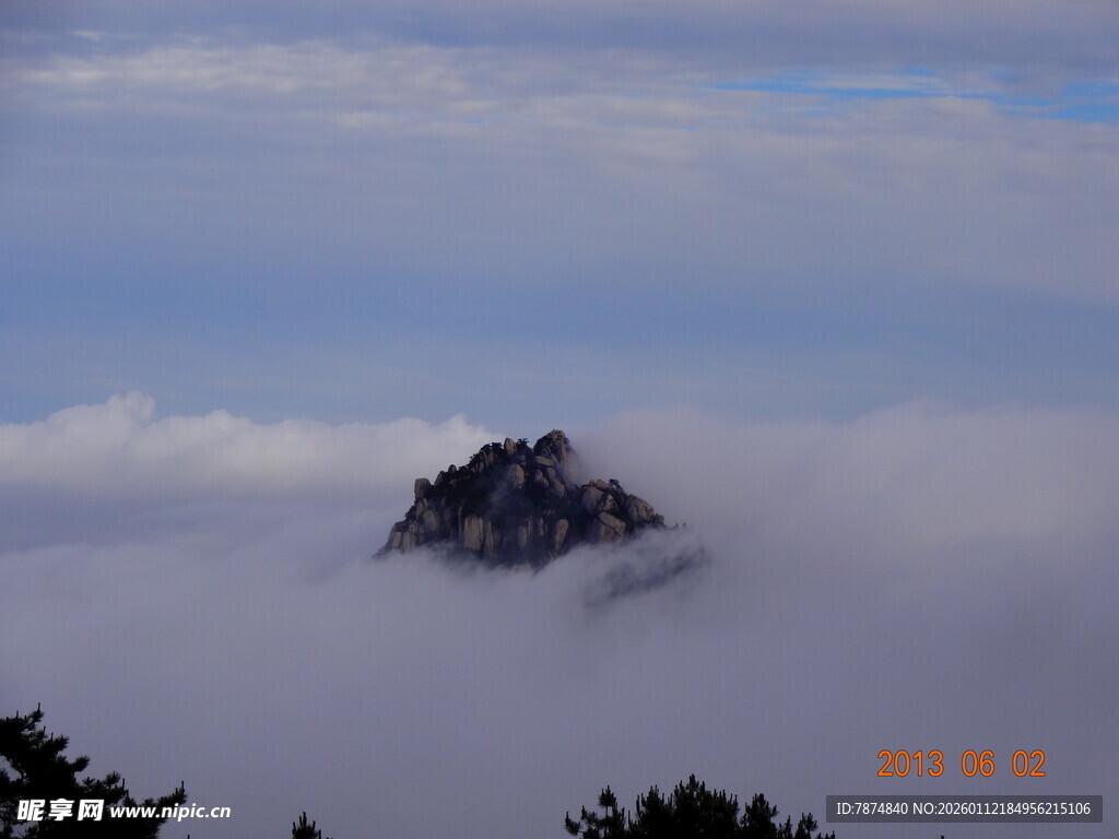 云海中的孤峰