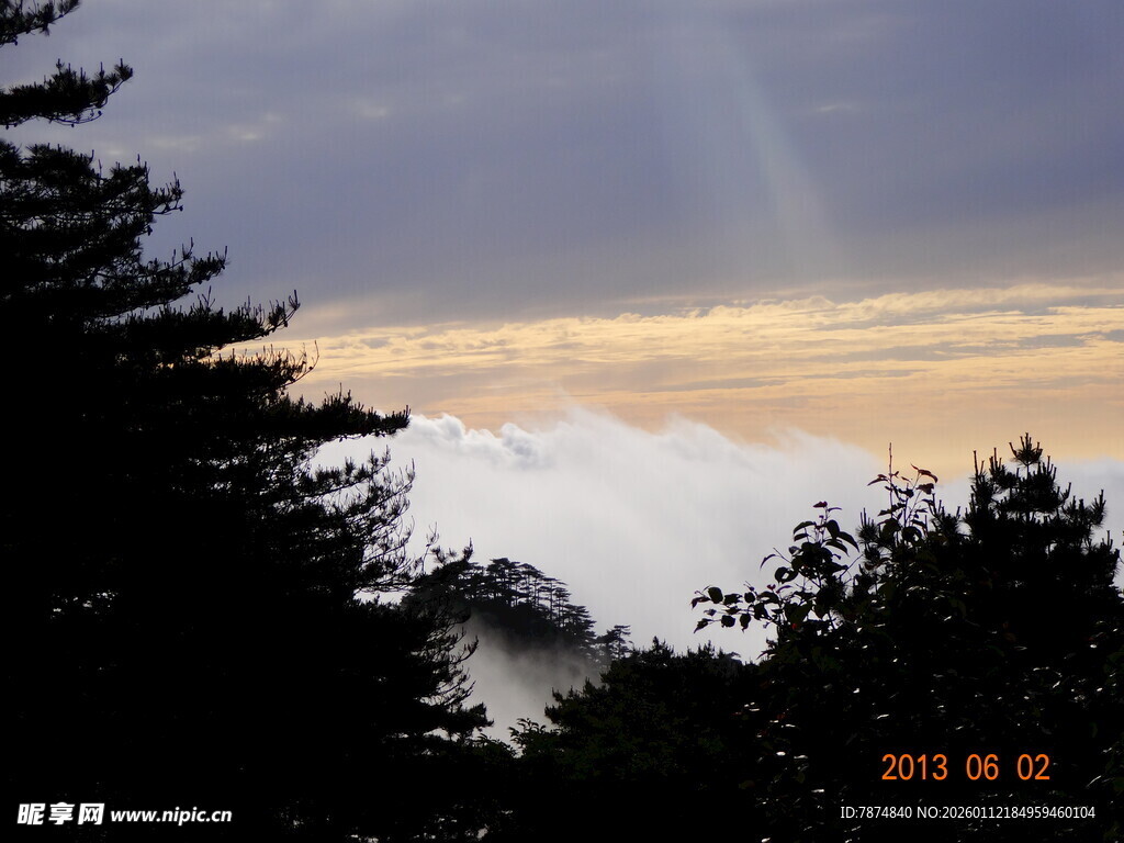 山间云海与朦胧天色美景