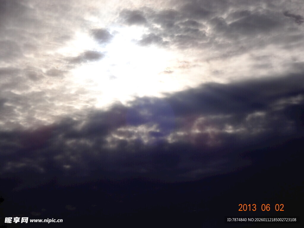 阳光穿透云层的壮丽景象