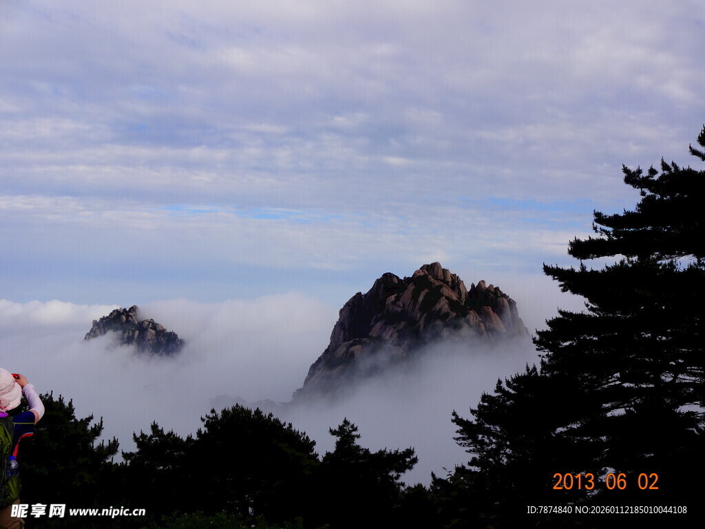 云雾缭绕中的巍峨山峰