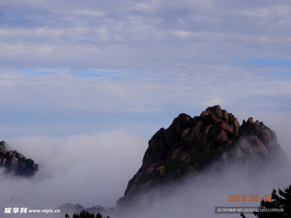 云海中的巍峨山峰