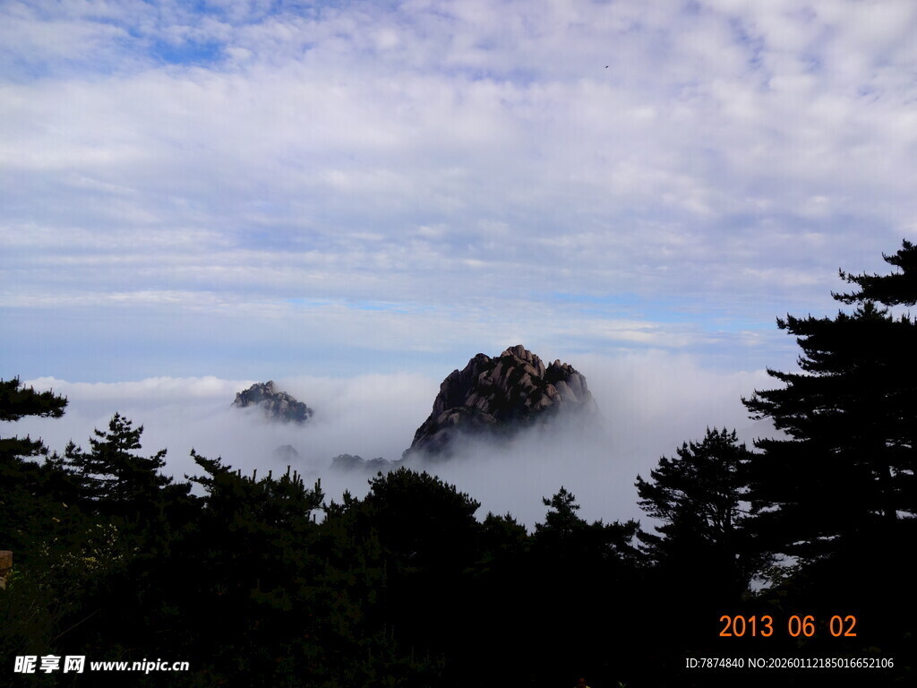 云雾缭绕中的巍峨山峰