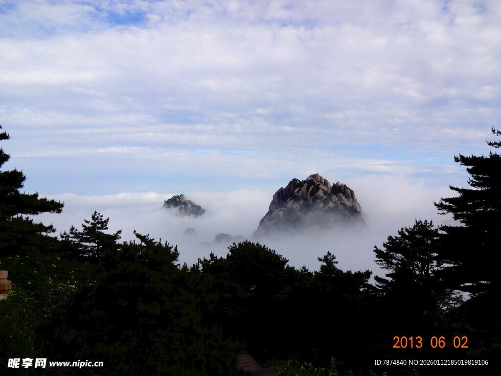 云雾缭绕中的巍峨山峰