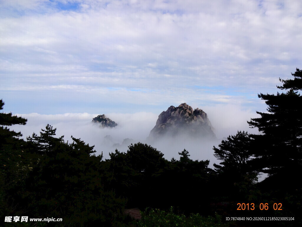 云雾缭绕的壮美山峦