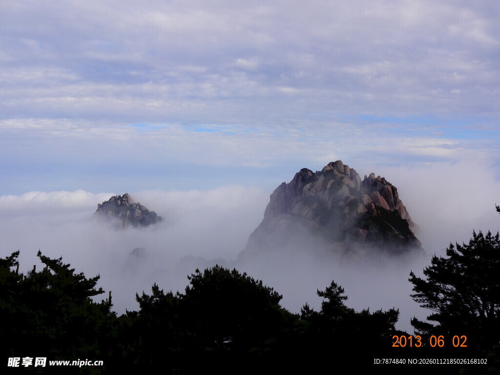 云雾缭绕中的壮美山峰