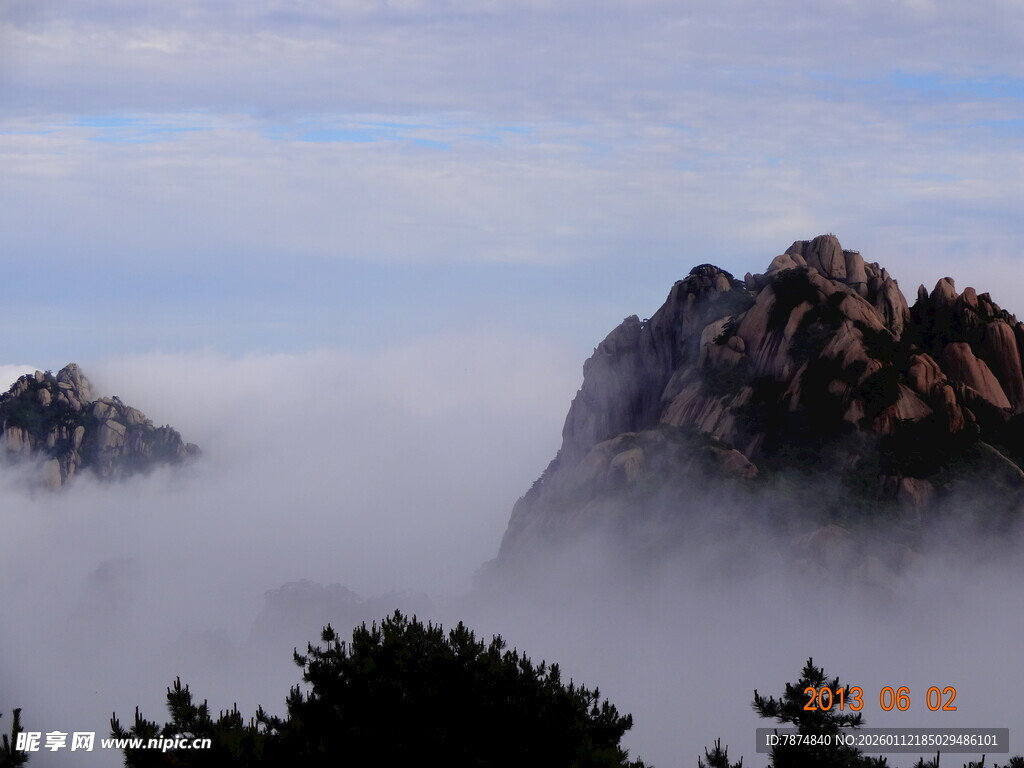 云雾缭绕的壮美山峰