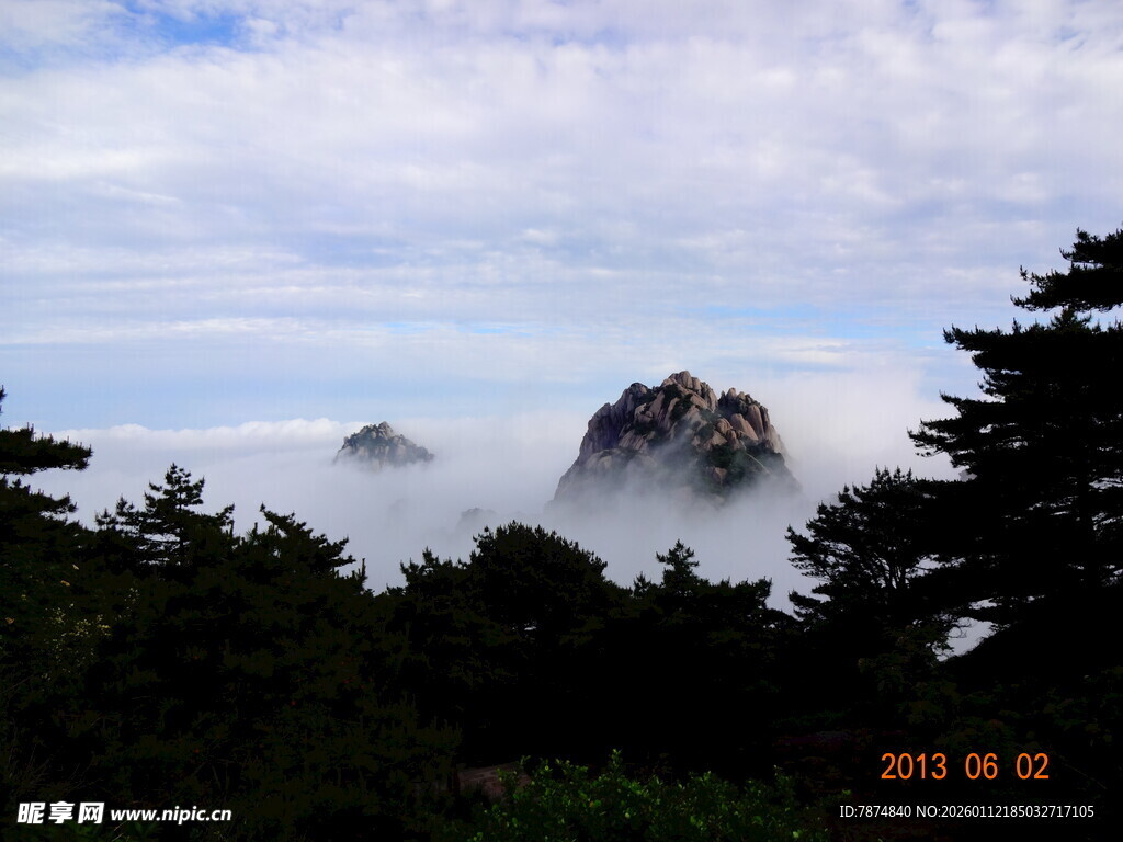 云雾缭绕的秀丽山峰
