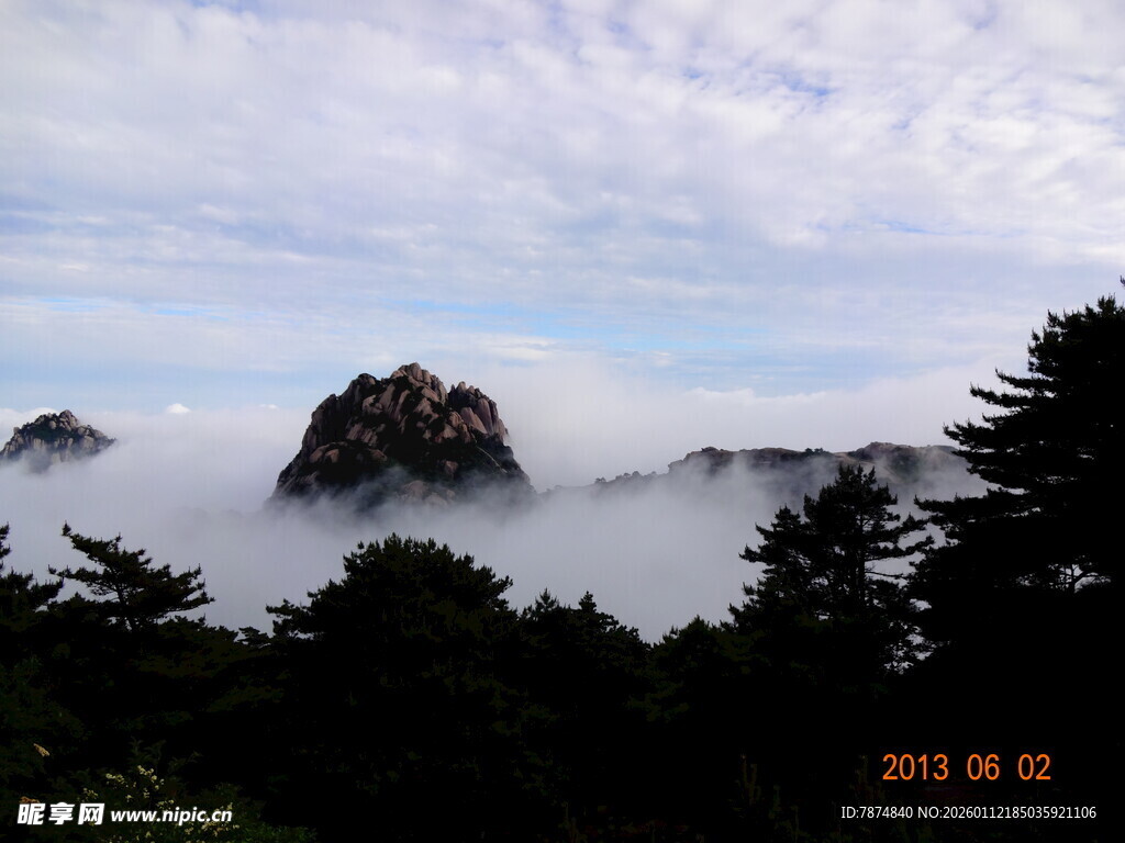 黄山云海中的奇峰美景