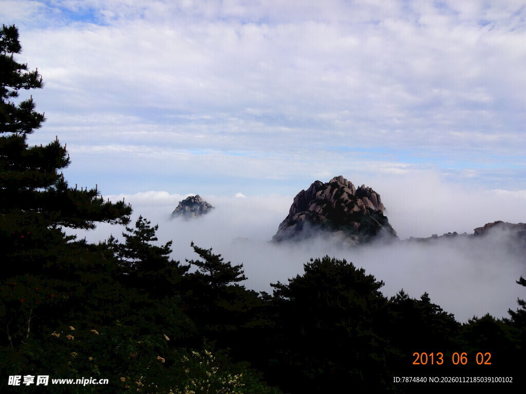 云雾缭绕中的壮美山峰