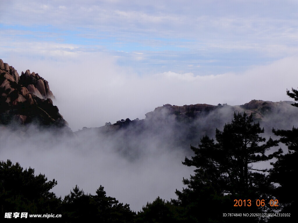 云雾缭绕的壮美山景