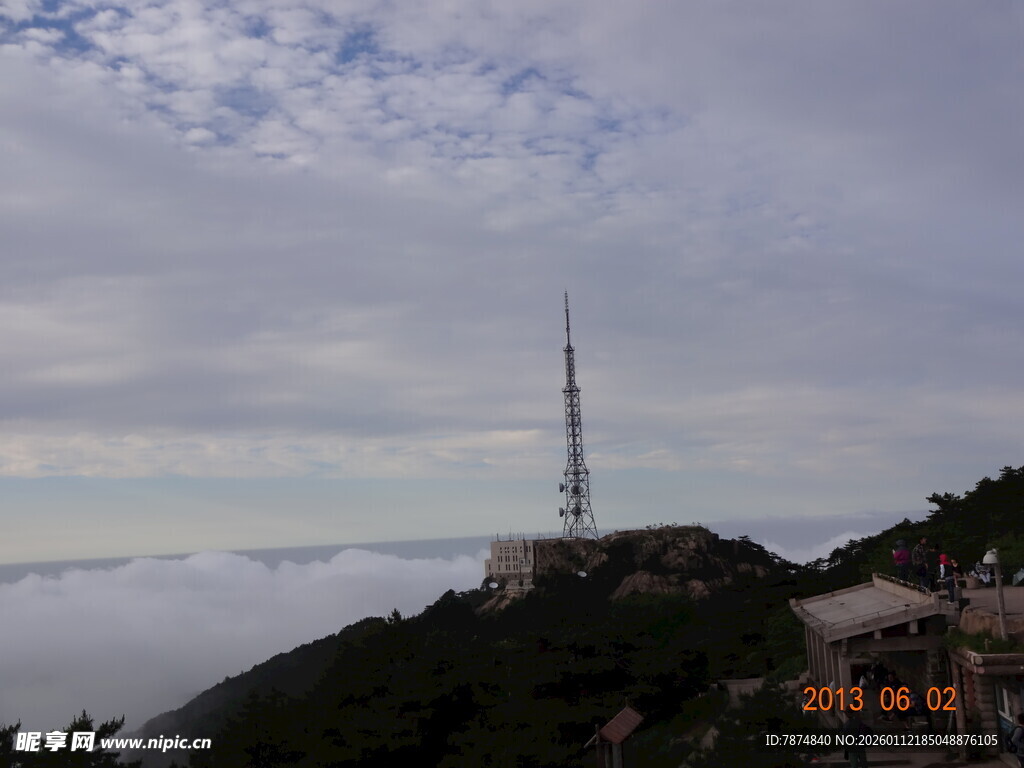 山顶云雾中的高耸通信塔