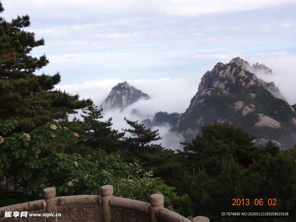 黄山云雾缭绕美景